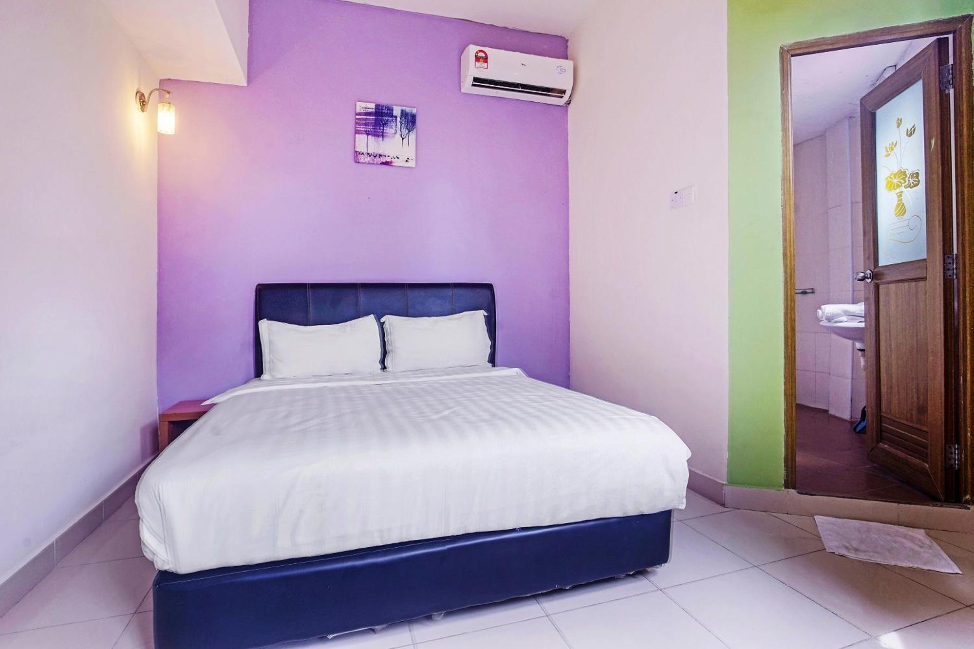 Hotel Night Queen Salak Tinggi Sepang Exterior foto
