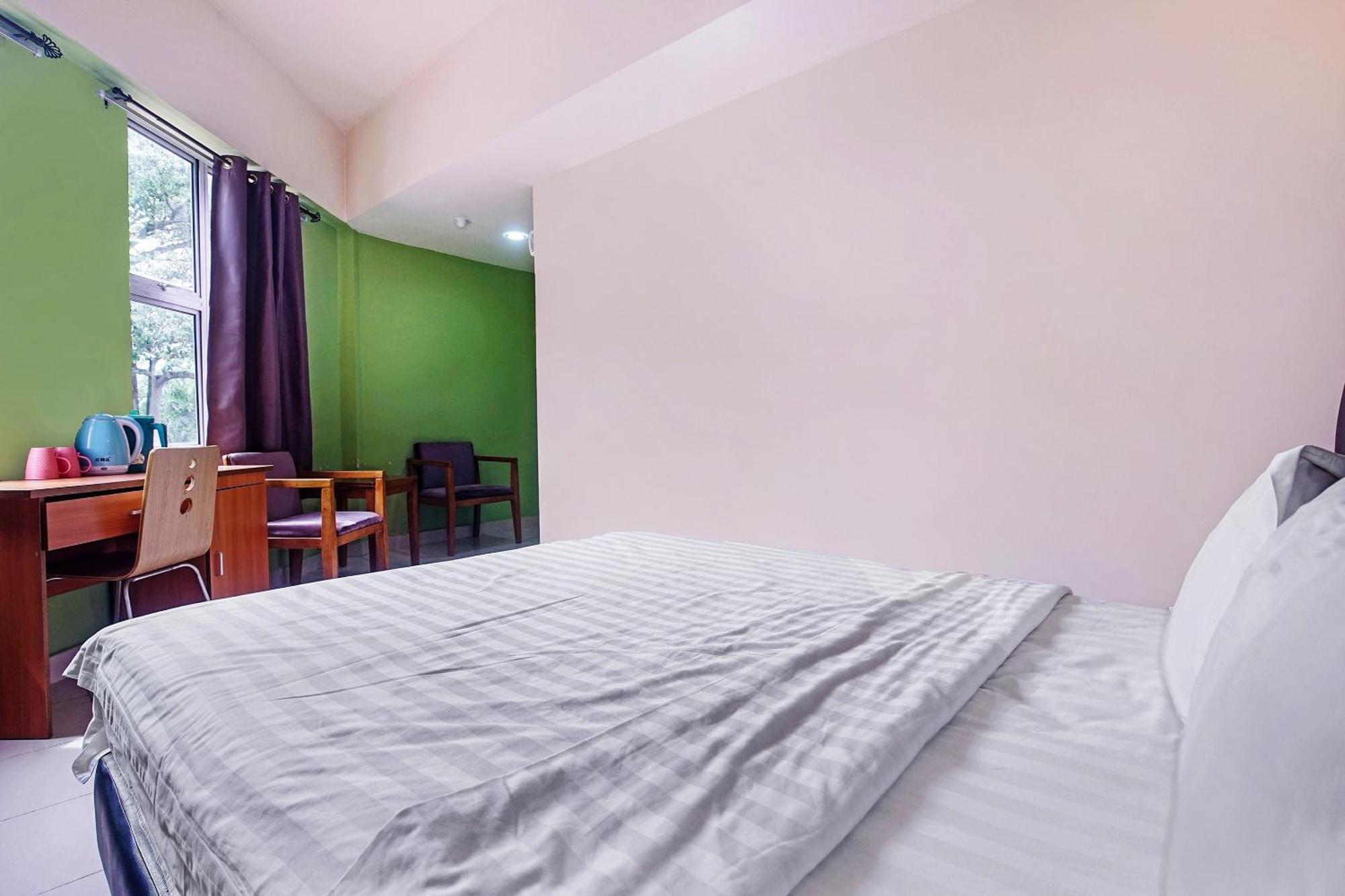 Hotel Night Queen Salak Tinggi Sepang Exterior foto