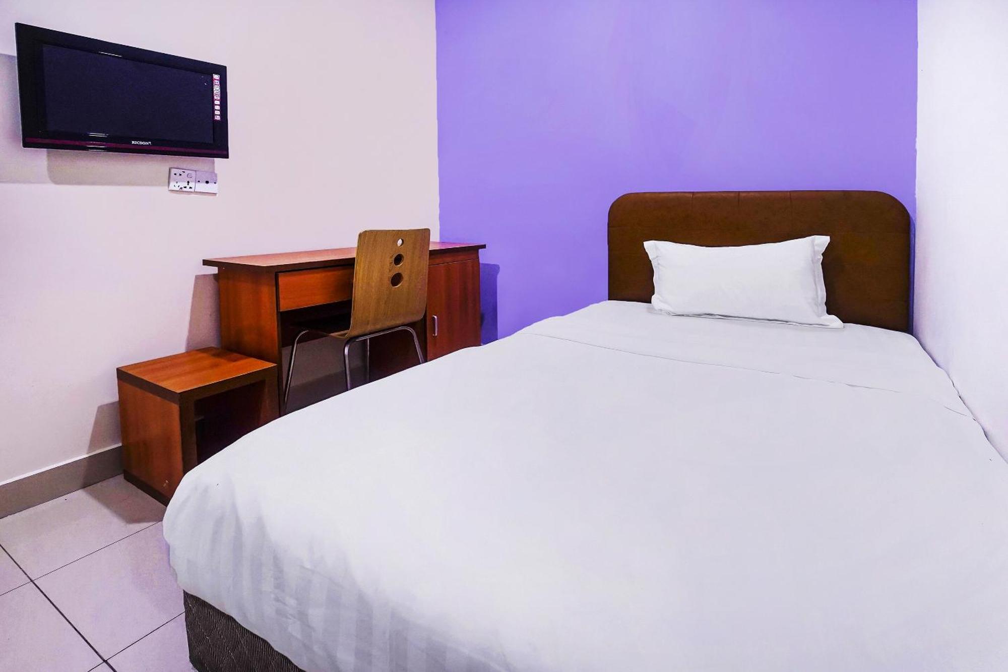 Hotel Night Queen Salak Tinggi Sepang Exterior foto