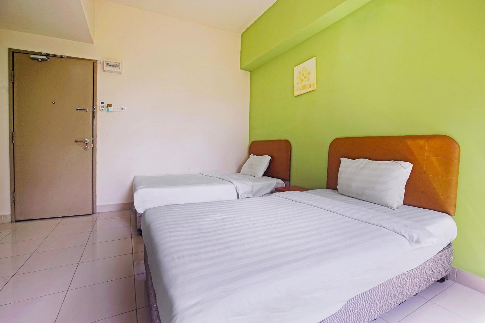 Hotel Night Queen Salak Tinggi Sepang Exterior foto